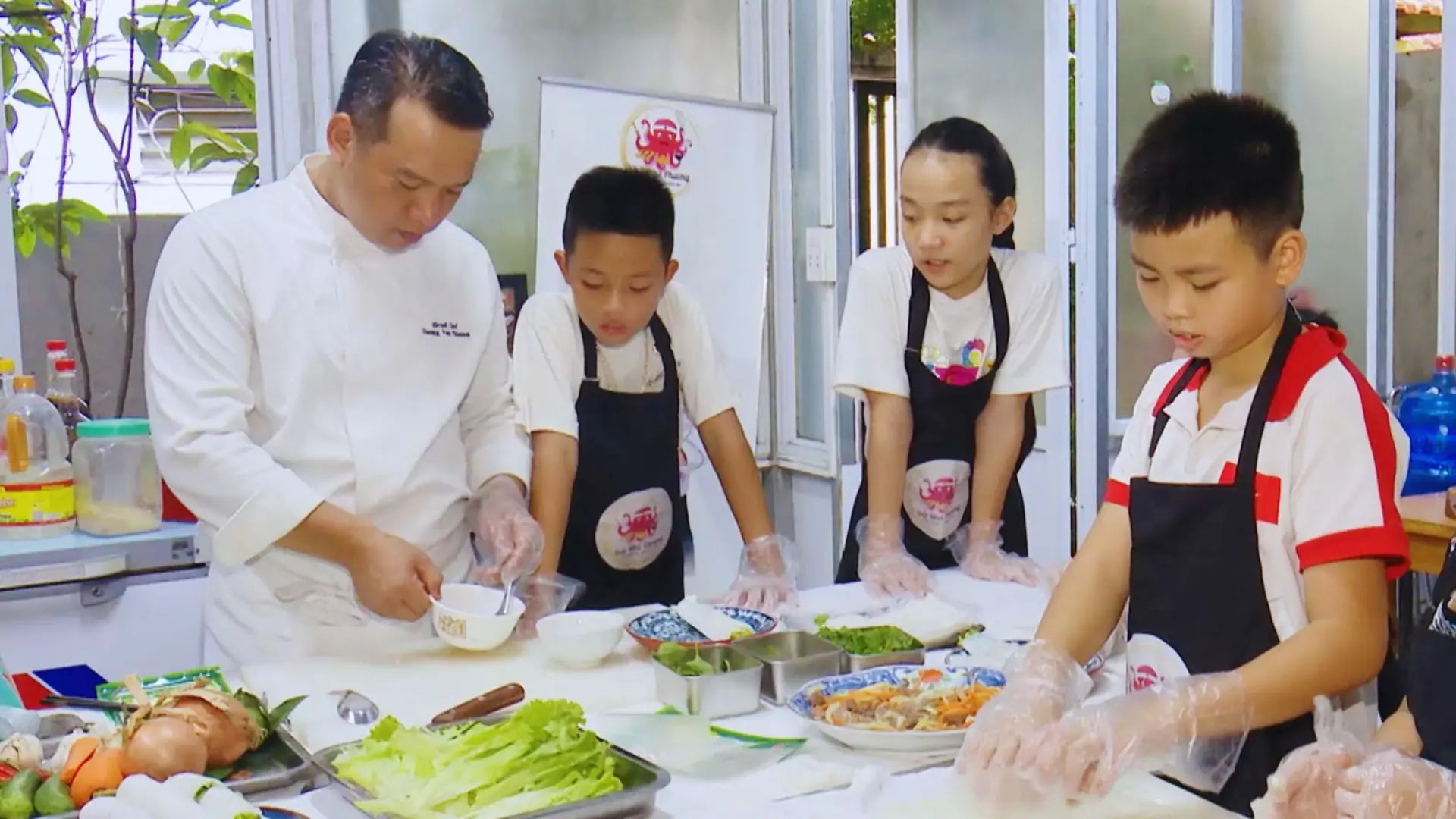 Rèn luyện kỹ năng vào bếp cho trẻ em | Vì trẻ em | 09/10/2025